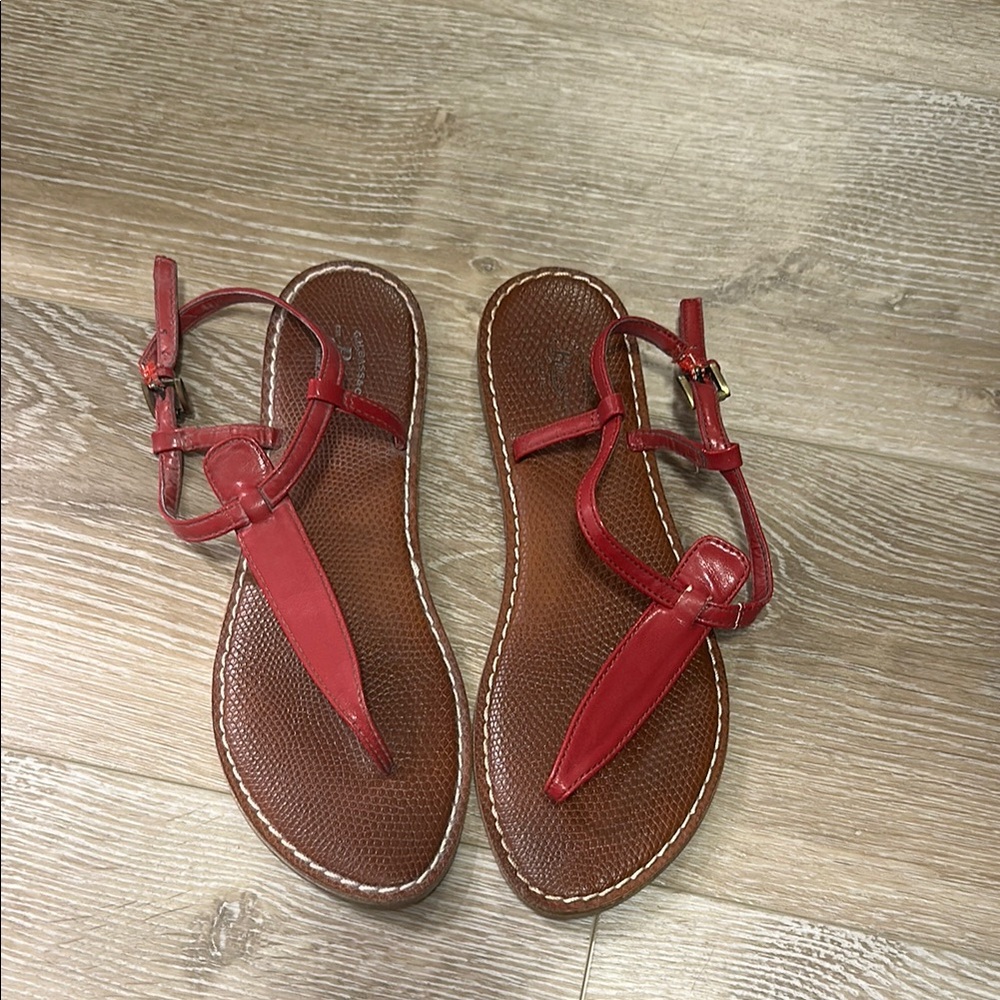 G.H. Bass & Co. Red and Brown Sandals Classic T-Strap Design